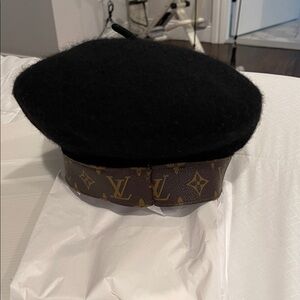 Women’s hat black/brown hat. Only worn 2 times so fabulous